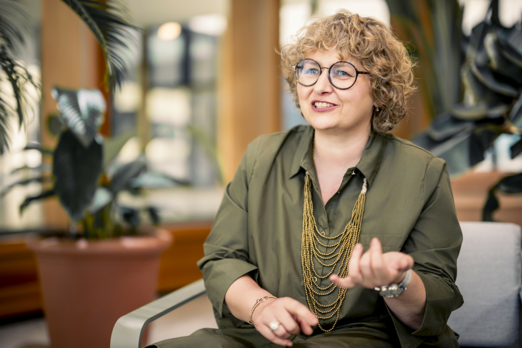 Eine Frau mit Brille im Interview.