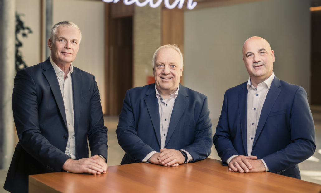 Drei Männer in blauen Anzügen stehend vor einem Tisch. Von links nach rechts: Ralph Wildermuth, Geschäftsführer der W&W Informatik, Johannes Rohé, Mitgleid der Geschäftsleitung HOLISTIC42 GmbH und Thomas Reitz, Geschäftsführer der HOLISTIC42 GmbH