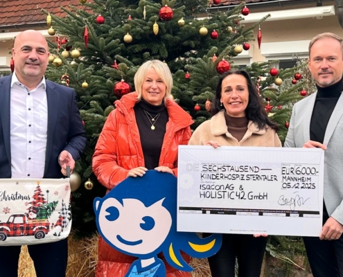 Übergabe des Spendenscheck